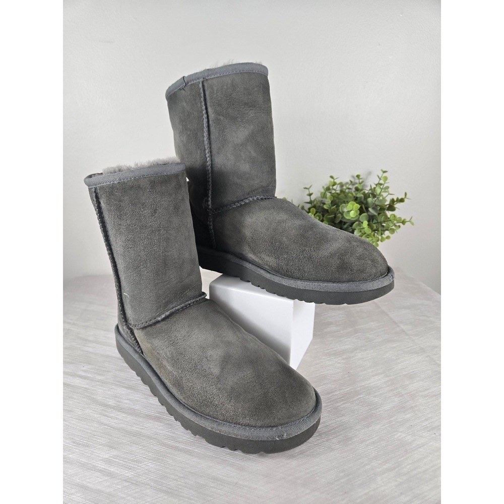 UGG Classic Short II Grey Suede Sheepskin Boots 1016223 Womens 8‎